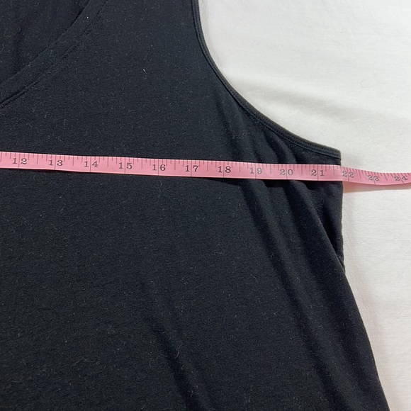 7 Old Navy XL Black or White Sleeveless Tops - Picture 15 of 16